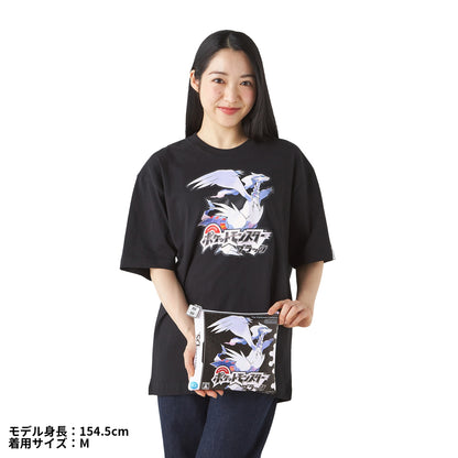 Camiseta Pokémon preta, unissex, tamanho M/G, em embalagem tipo saquinho.